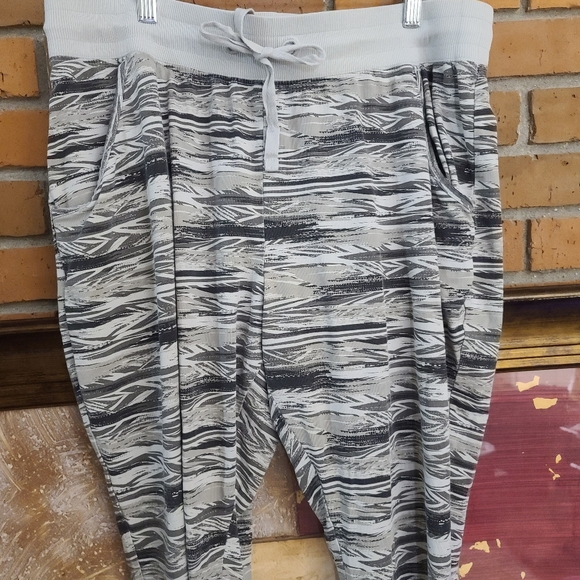 Zumba Fitness Gray and White Joggers XL & A New Day Cardigan - Picture 8 of 14